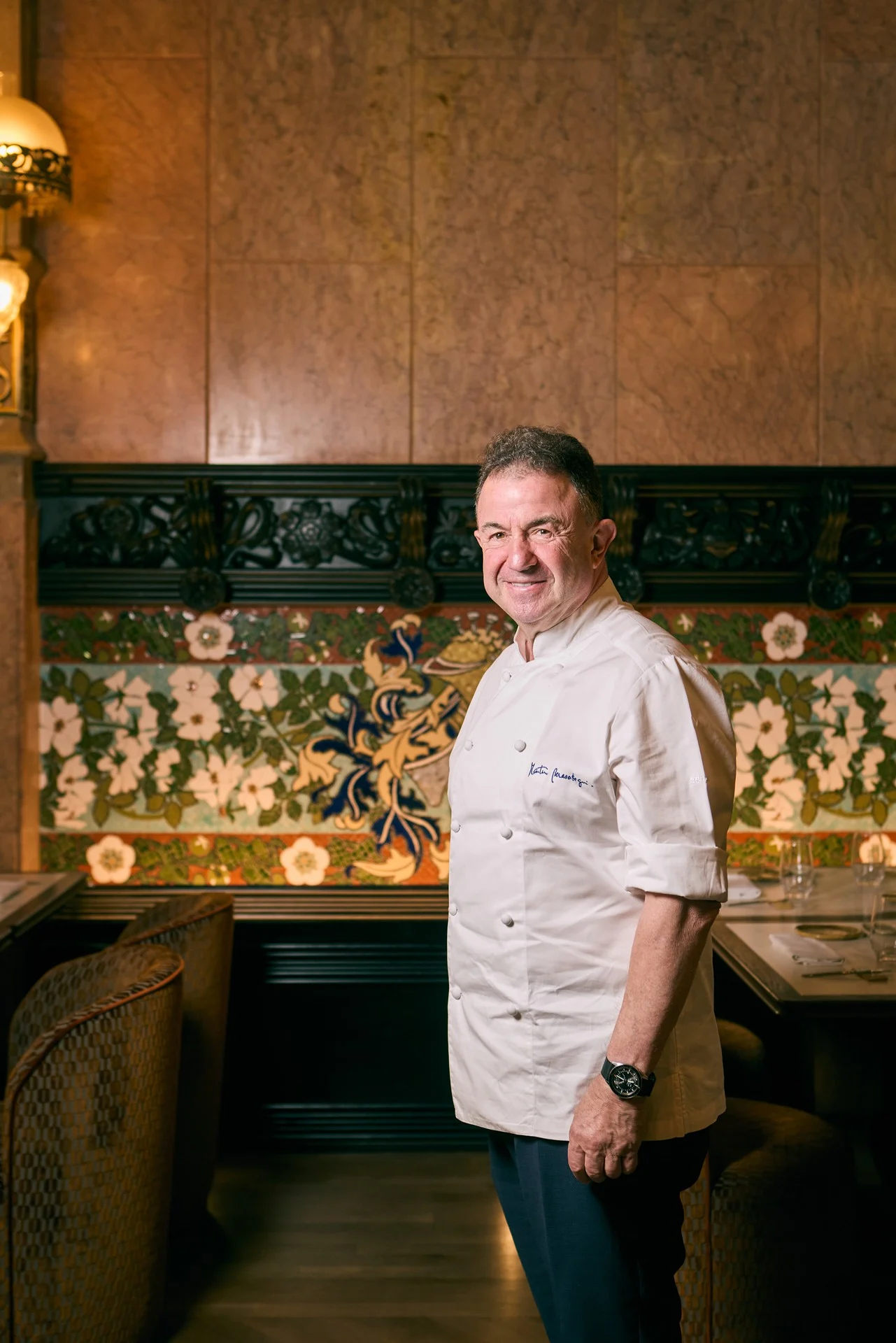 Retrato del chef Martín Berasategui en el restaurante Fonda España del hotel OD España. Ejemplo de fotografía gastronómica y de hostelería de alta gama de Somos Majao en Ibiza.
